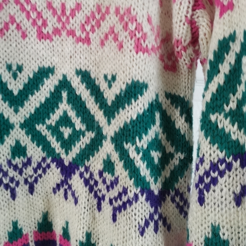 Soft seasonal sweater - Picture 3 of 6